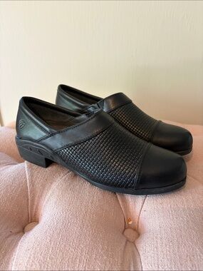 Ariat Santa Cruz NWOB Black Leather Woven Clog Slip Ons w/ 1” Block Heel -Sz 8B